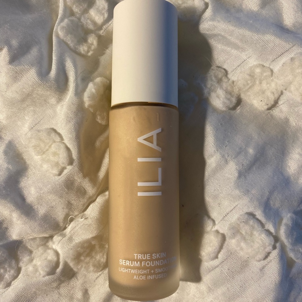 NWOT Ilia True Skin Serum Foundation